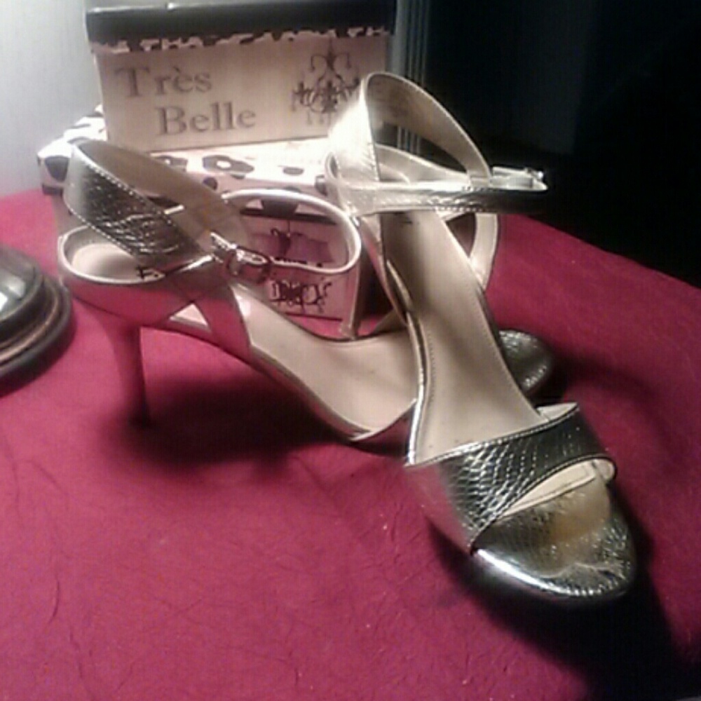 Gently worn Fioni metallic heels